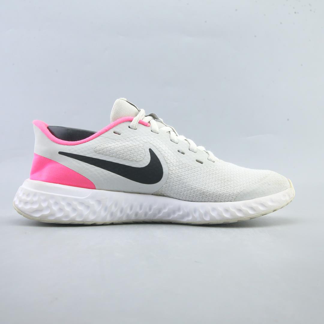 Nike Revolution 5