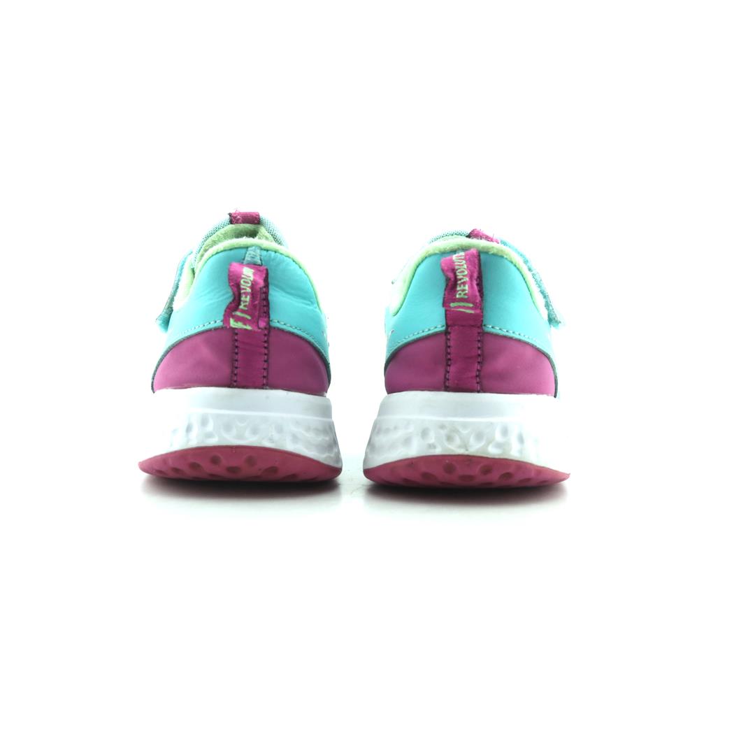 Nike Revolution 5