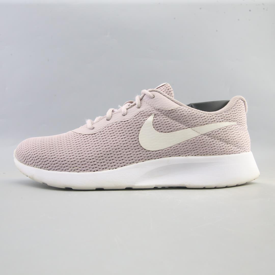 Nike Tanjun