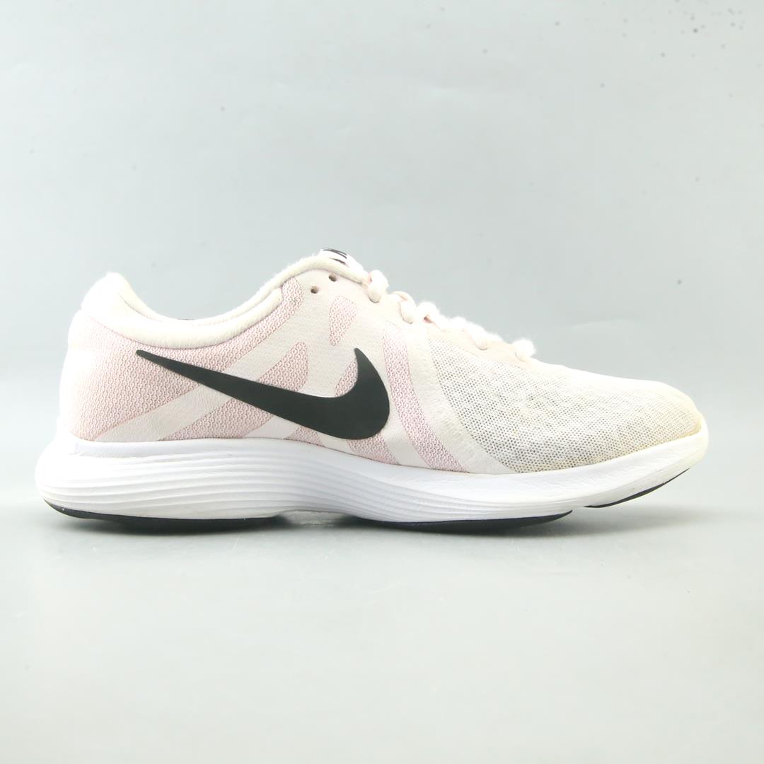 Nike Revolution 4
